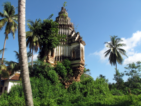 A ruined tower of Wat Somrong Knong