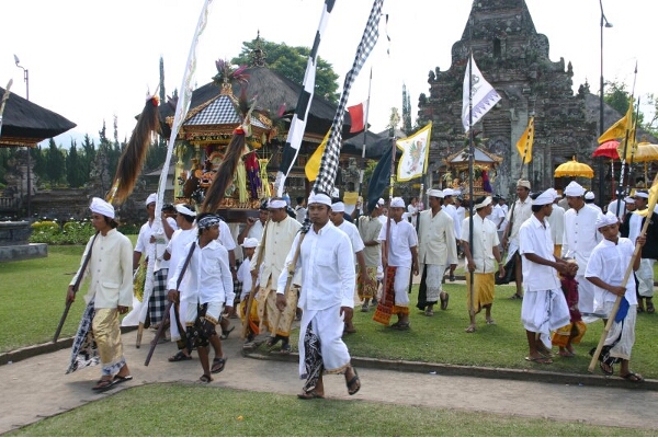 A procession carrying the gods out of the temple